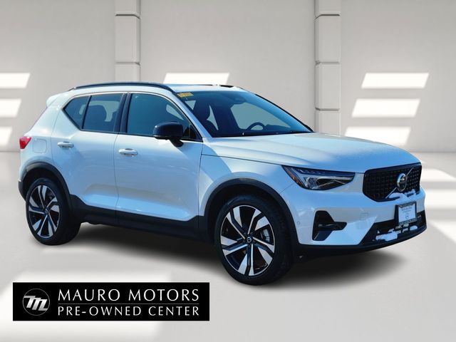 2023 Volvo XC40 B5 Plus Dark Theme